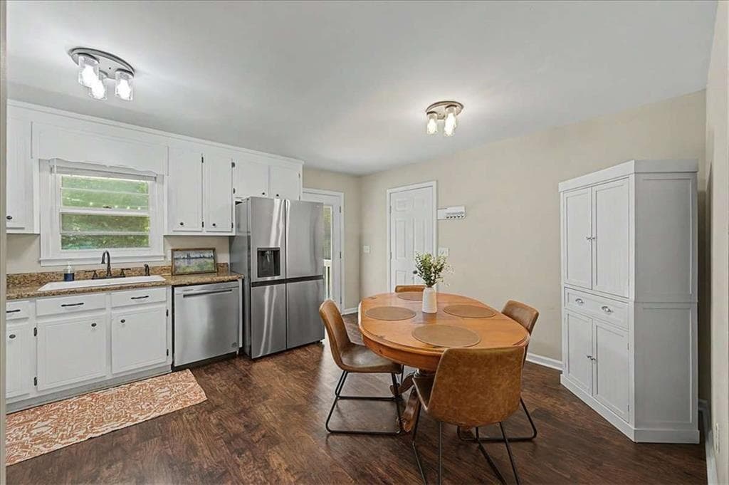 5 bedroom, 3 bathroom, 2,072 sq ft single family residence for rent at 558 Peeples Valley Road, Cartersville, GA 30121 for $2,500 a month — photo 3