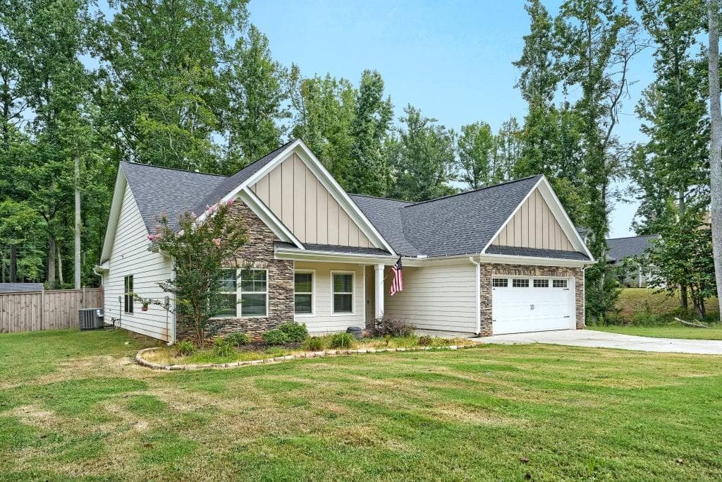3 bedroom, 2 bathroom, 1,736 sq ft single family residence for sale at 415 Smallwood Lane, Douglasville, GA 30134 — photo 2