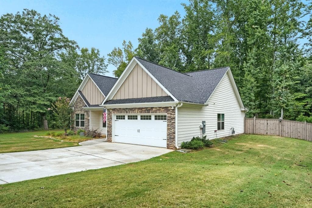 3 bedroom, 2 bathroom, 1,736 sq ft single family residence for sale at 415 Smallwood Lane, Douglasville, GA 30134 — photo 3