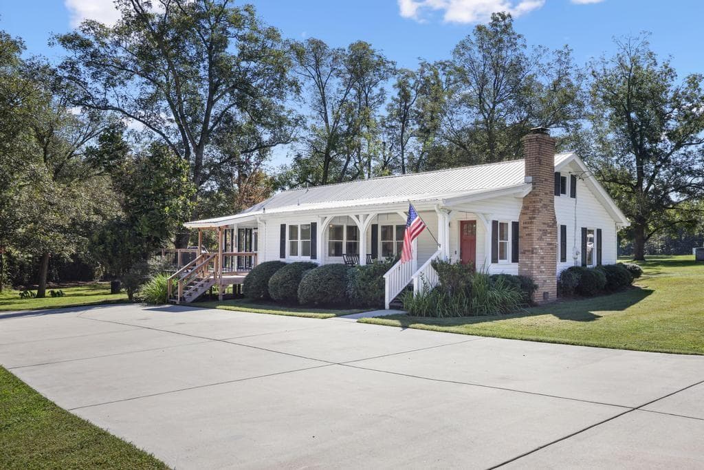 3 bedroom, 3 bathroom, 2,180 sq ft single family residence for sale at 5851 Leah Lane, Powder Springs, GA 30127 — photo 4