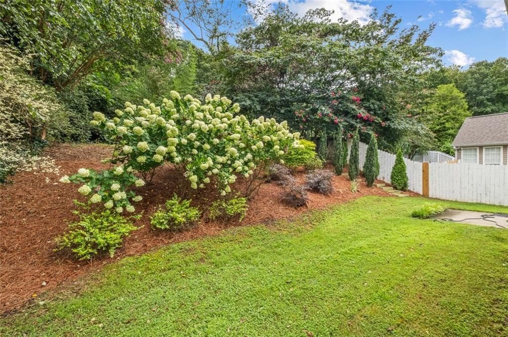 4 bedroom, 3 bathroom, 2,038 sq ft single family residence for rent at 1163 RHYNE CHASE, Smyrna, GA 30082 for $2,800 a month — photo 2