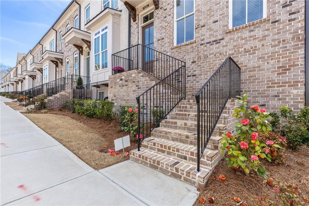 3 bedroom, 4 bathroom, 2,200 sq ft townhouse for sale at 4546 Watervale Way, Peachtree Corners, GA 30092 — photo 2