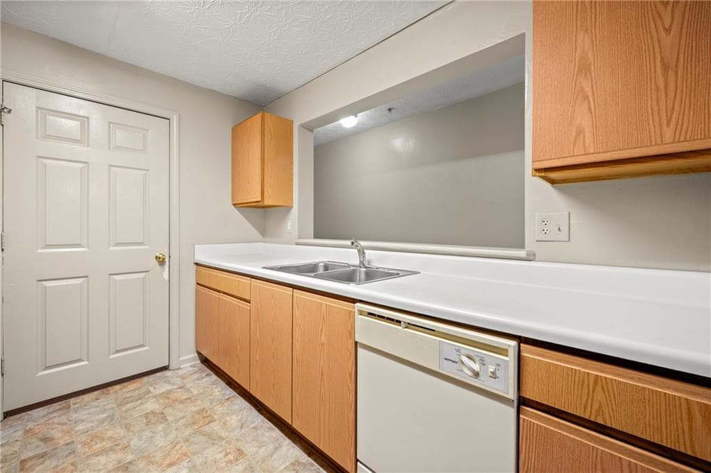 3 bedroom, 2 bathroom, 1,292 sq ft condominium for rent at 9202 Fairington Ridge Circle, Lithonia, GA 30038 for $1,375 a month — photo 8