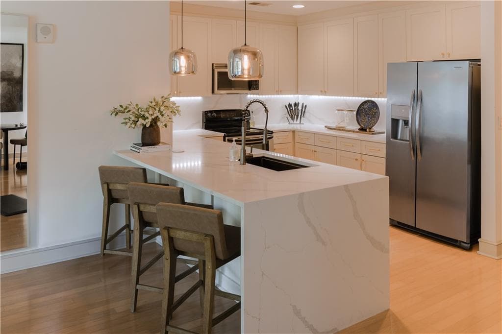 2 bedroom, 2 bathroom, 1,196 sq ft condominium for sale at 950 W Peachtree Street 814, Atlanta, GA 30309 — photo 2