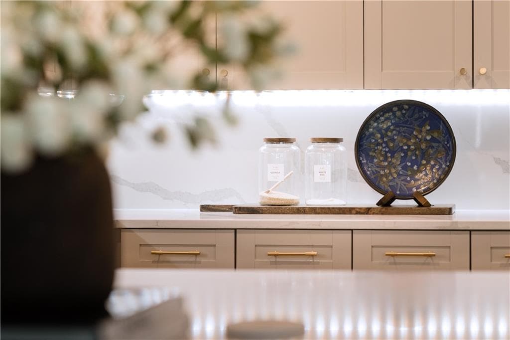 2 bedroom, 2 bathroom, 1,196 sq ft condominium for sale at 950 W Peachtree Street 814, Atlanta, GA 30309 — photo 3