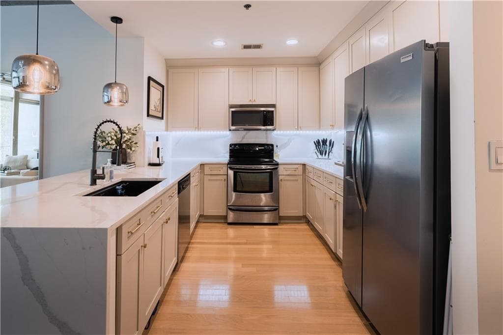 2 bedroom, 2 bathroom, 1,196 sq ft condominium for sale at 950 W Peachtree Street 814, Atlanta, GA 30309 — photo 4