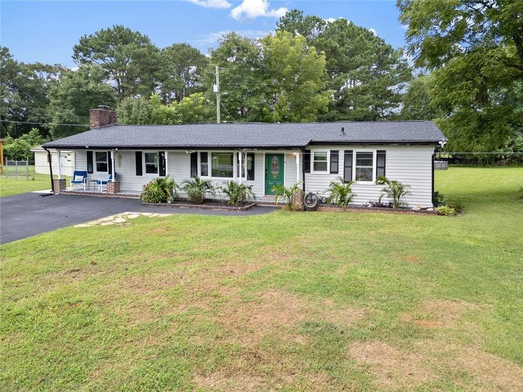 3 bedroom, 2 bathroom, 1,225 sq ft single family residence for sale at 850 New Hope Road, Fayetteville, GA 30214 — photo 1 of 31