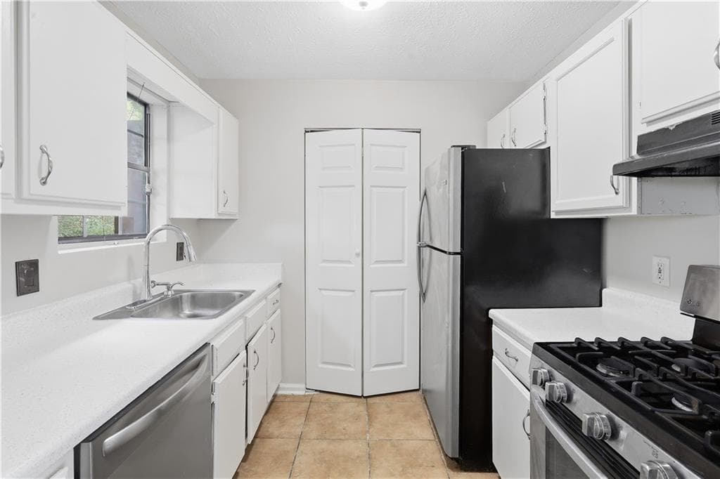 2 bedroom, 3 bathroom, 1,255 sq ft townhouse for sale at 6977 Flagstone Drive, Austell, GA 30168 — photo 2