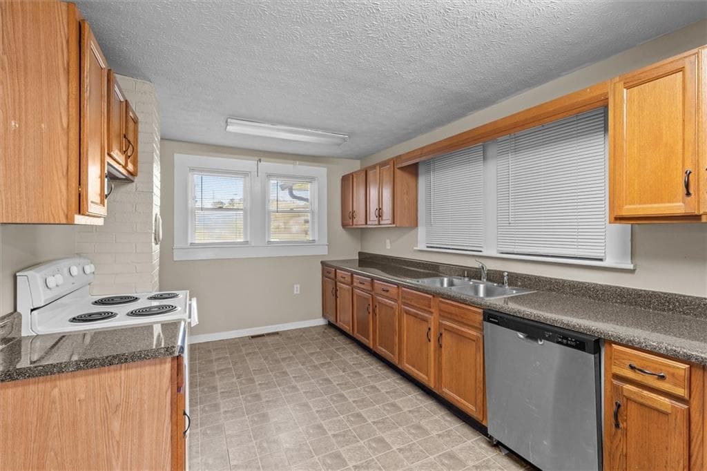 3 bedroom, 2 bathroom, 1,562 sq ft single family residence for sale at 24 Mitchell St, Carrollton, GA 30117 — photo 8