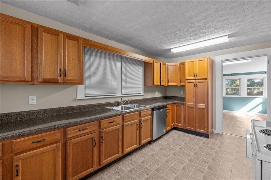 3 bedroom, 2 bathroom, 1,562 sq ft single family residence for sale at 24 Mitchell St, Carrollton, GA 30117 — photo 10