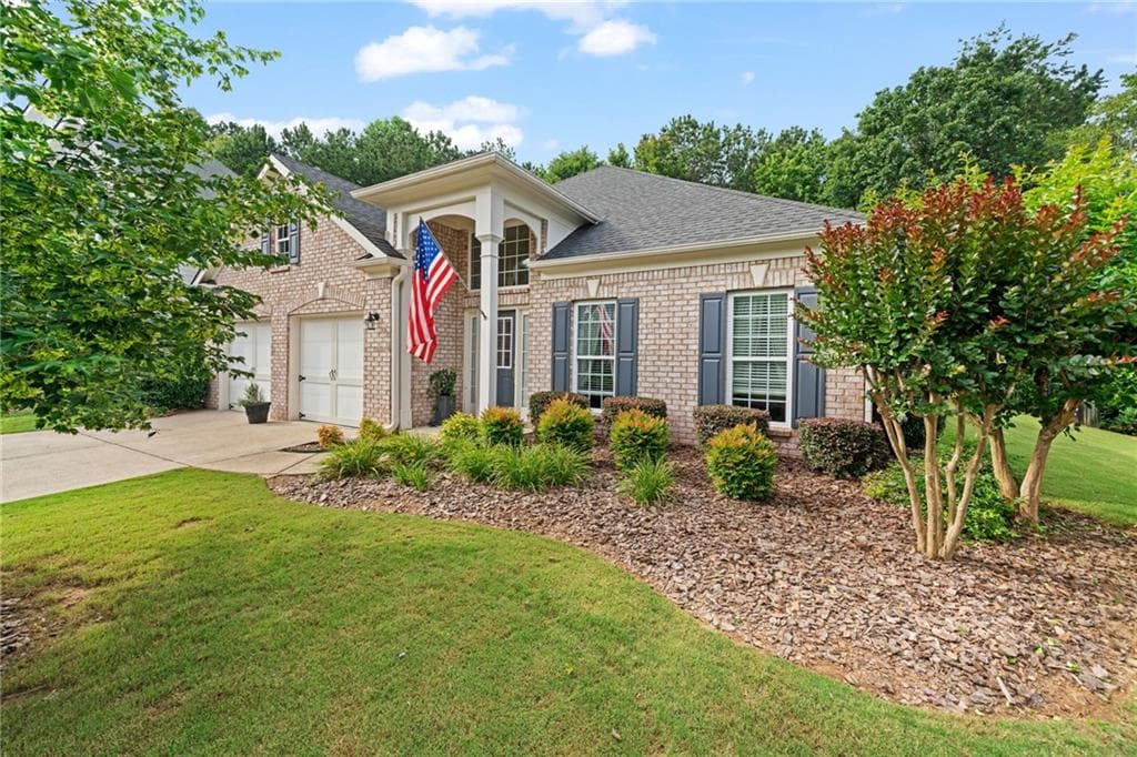3 bedroom, 2 bathroom, 2,466 sq ft single family residence for sale at 5623 Lancashire Lane, Cumming, GA 30041 — photo 3