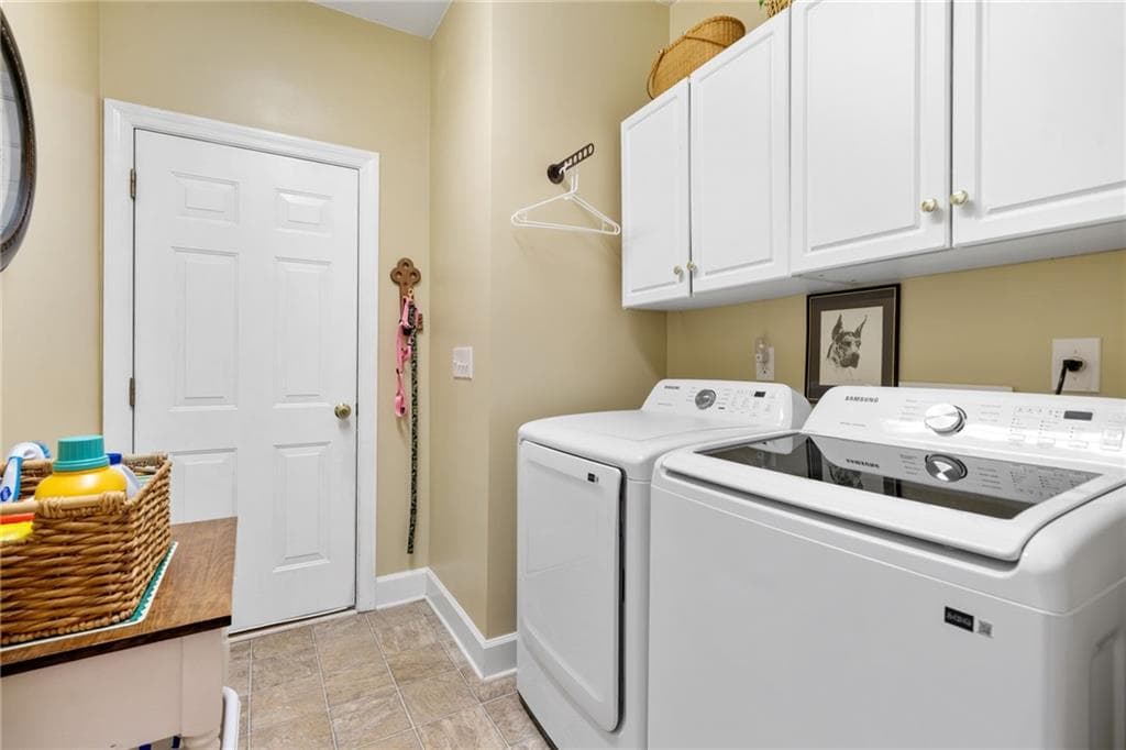 3 bedroom, 2 bathroom, 2,466 sq ft single family residence for sale at 5623 Lancashire Lane, Cumming, GA 30041 — photo 9
