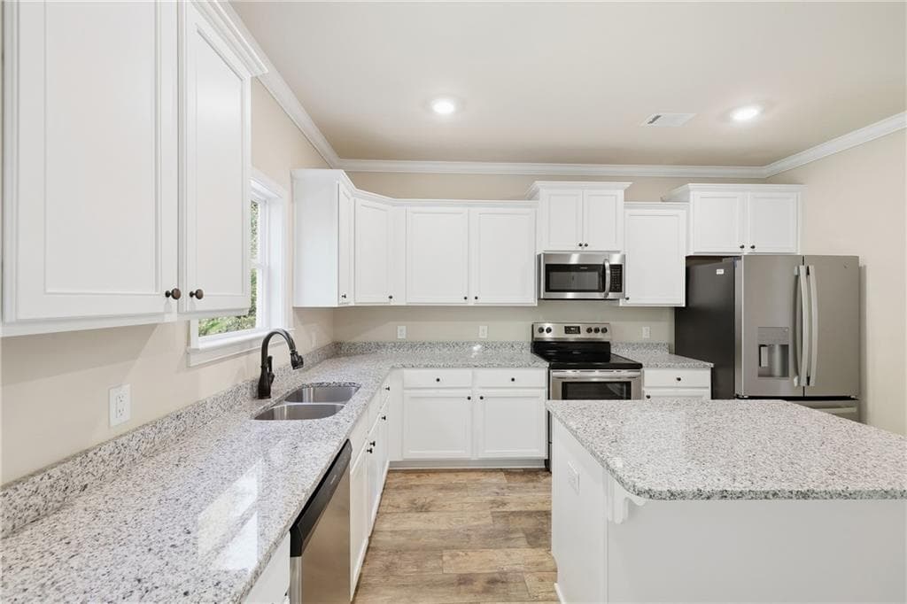 4 bedroom, 3 bathroom, 2,166 sq ft single family residence for sale at 275 Huntington Manor Court, Cornelia, GA 30531 — photo 4