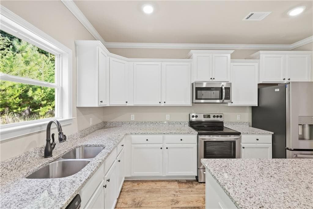 4 bedroom, 3 bathroom, 2,166 sq ft single family residence for sale at 275 Huntington Manor Court, Cornelia, GA 30531 — photo 5