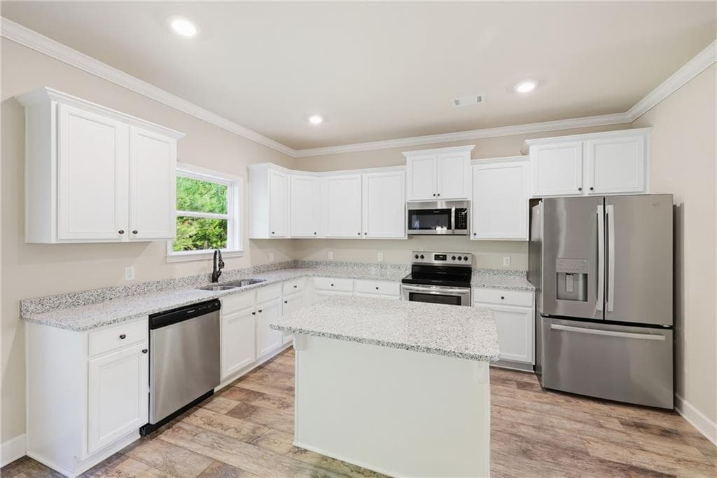 4 bedroom, 3 bathroom, 2,166 sq ft single family residence for sale at 275 Huntington Manor Court, Cornelia, GA 30531 — photo 6