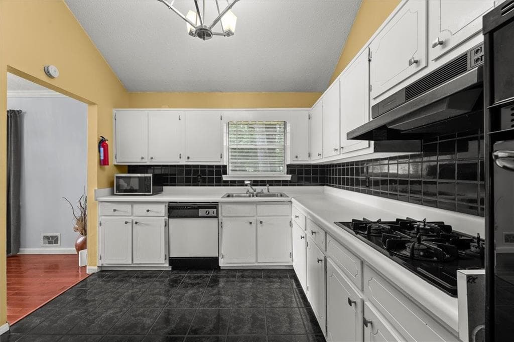 3 bedroom, 2 bathroom, 1,580 sq ft single family residence for sale at 399 Emmett Street, Riverdale, GA 30274 — photo 10