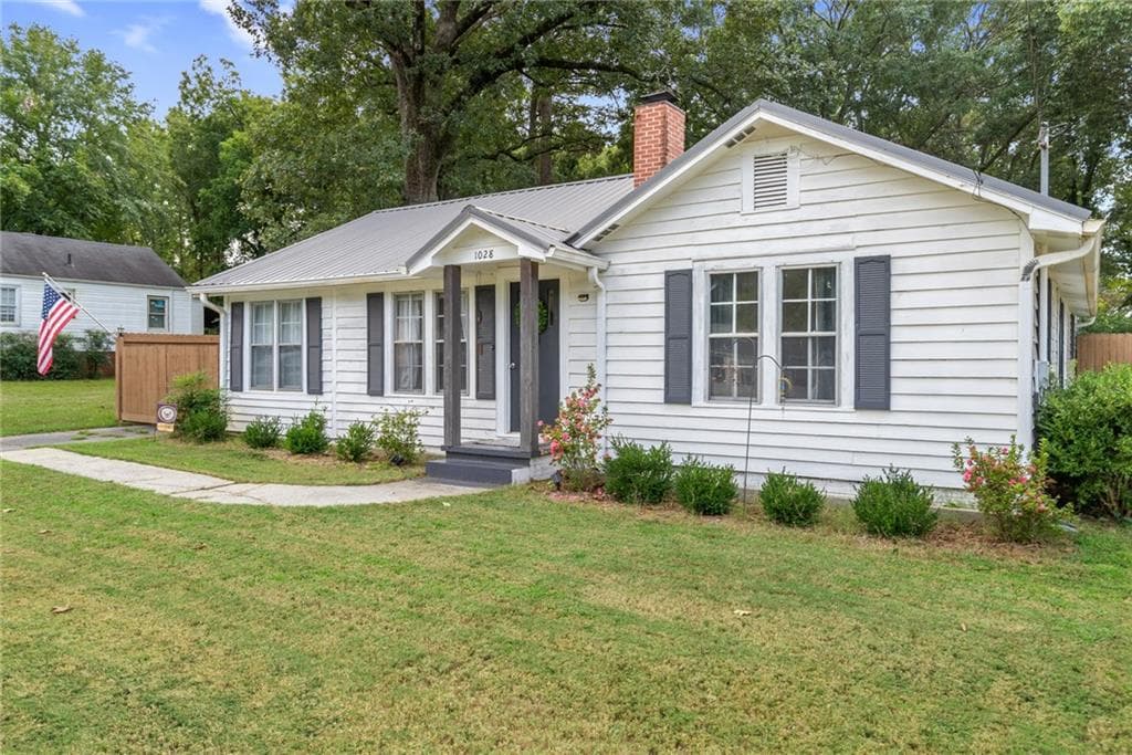 2 bedroom, 2 bathroom, 1,471 sq ft single family residence for sale at 1028 S Madison Avenue, Monroe, GA 30655 — photo 3