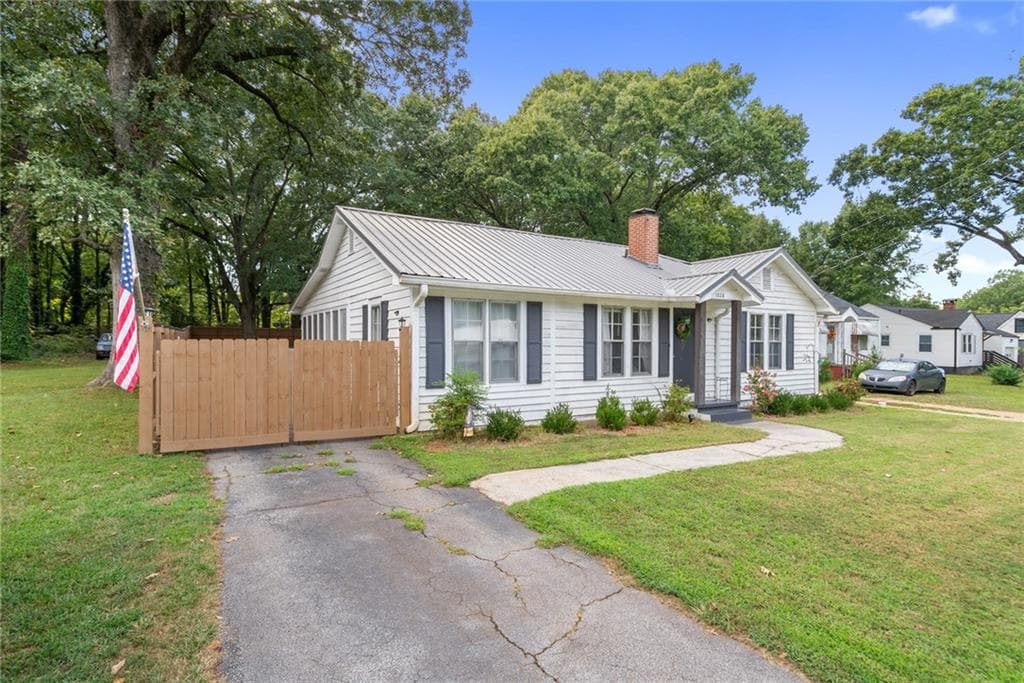 2 bedroom, 2 bathroom, 1,471 sq ft single family residence for sale at 1028 S Madison Avenue, Monroe, GA 30655 — photo 4