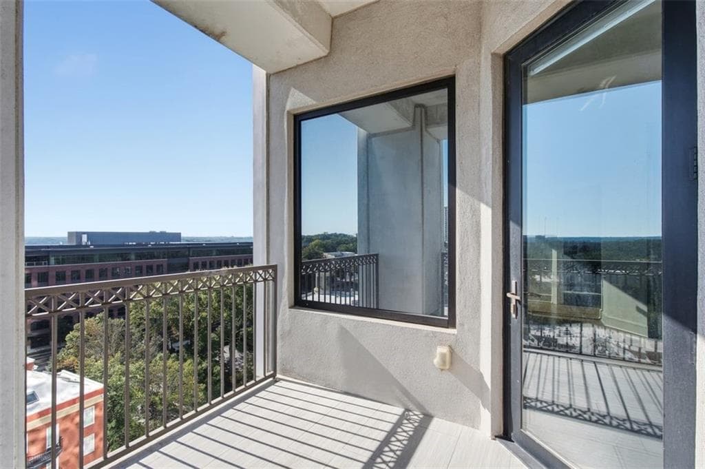 2 bedroom, 2 bathroom, 1,371 sq ft condominium for sale at 2828 Peachtree Road 1002, Atlanta, GA 30305 — photo 4