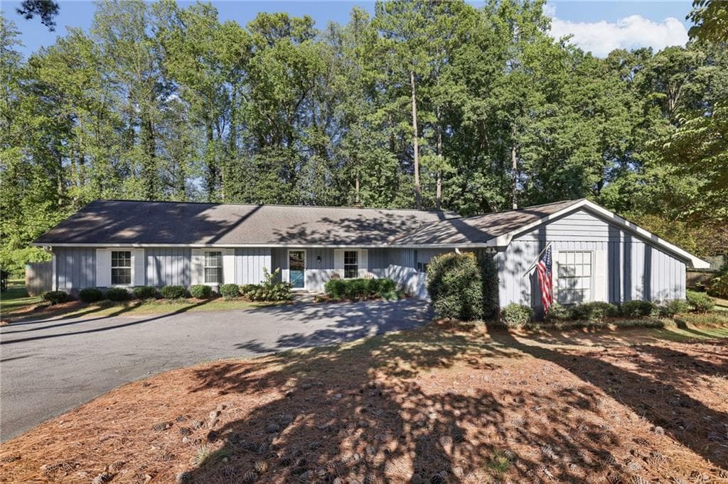 3 bedroom, 3 bathroom, 2,104 sq ft single family residence for sale at 2862 Dunnington Circle, Atlanta, GA 30341 — photo 2