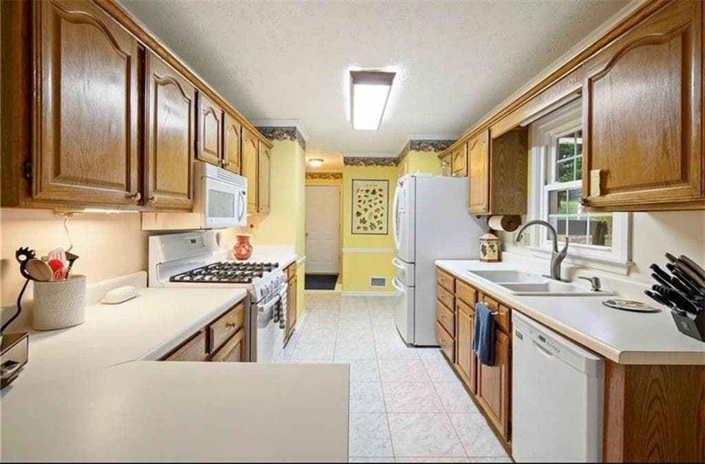 3 bedroom, 3 bathroom, 2,024 sq ft single family residence for sale at 2724 Amber Springs Way, Buford, GA 30519 — photo 2