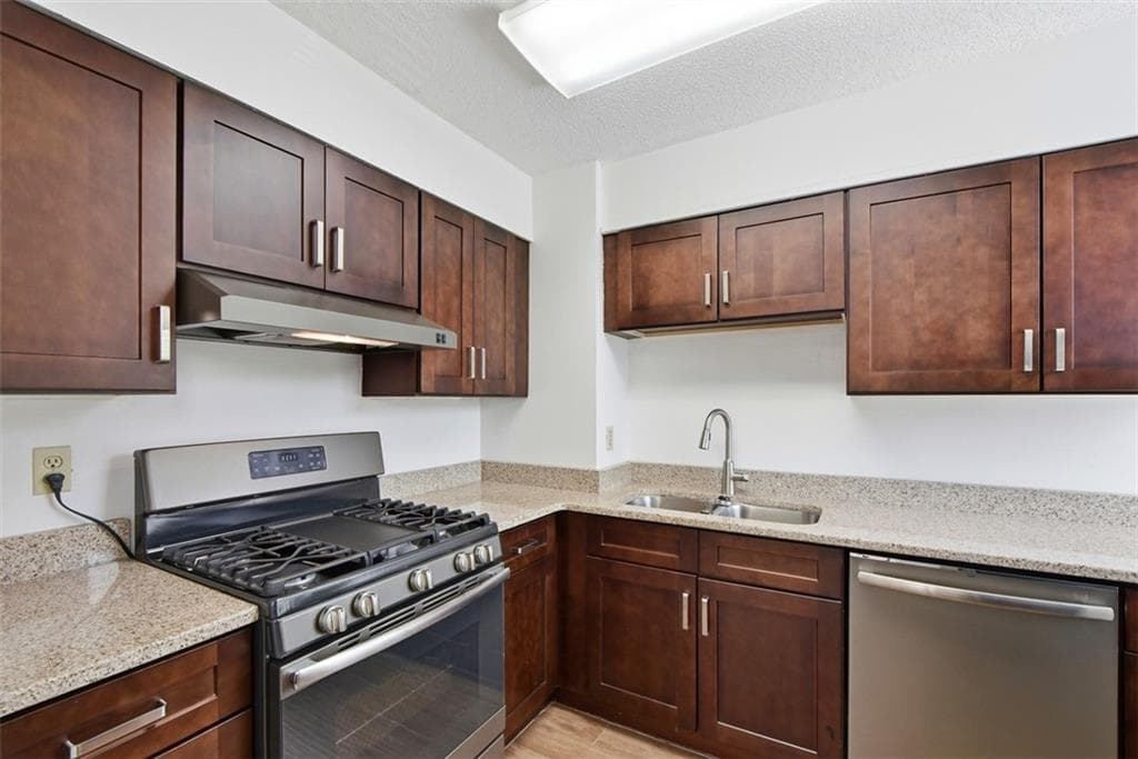 2 bedroom, 2 bathroom, 1,062 sq ft condominium for sale at 2479 Peachtree Road 317, Atlanta, GA 30305 — photo 2