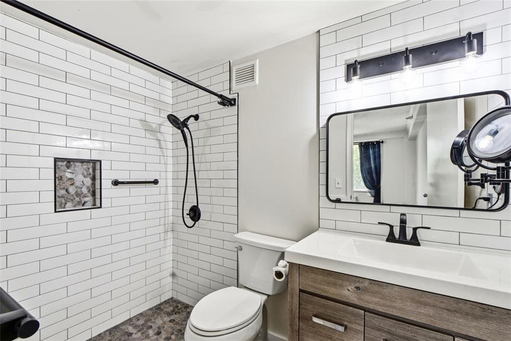 2 bedroom, 2 bathroom, 1,062 sq ft condominium for sale at 2479 Peachtree Road 317, Atlanta, GA 30305 — photo 9