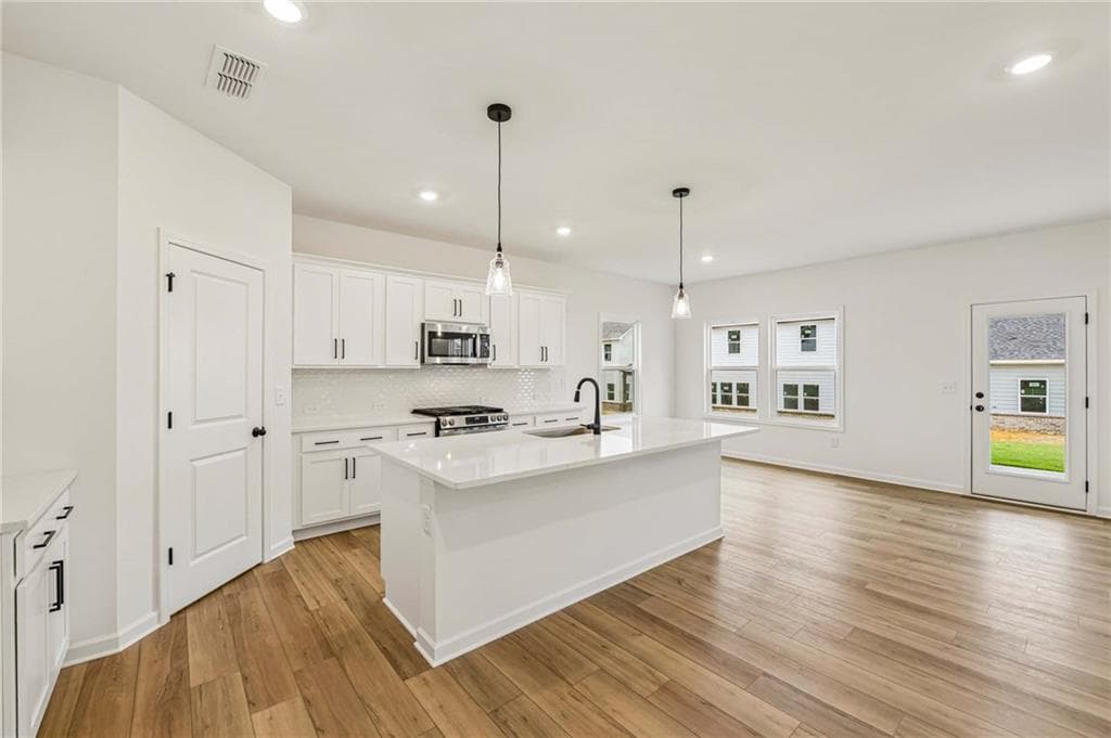 5 bedroom, 4 bathroom, 2,843 sq ft single family residence for sale at 5452 Hargrove Way, Flowery Branch, GA 30542 — photo 7