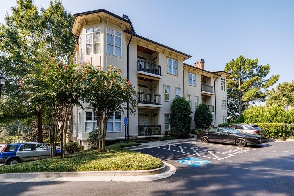 2 bedroom, 2 bathroom, 1,404 sq ft condominium for sale at 828 Highland Lane 2204, Atlanta, GA 30306 — photo 1 of 40