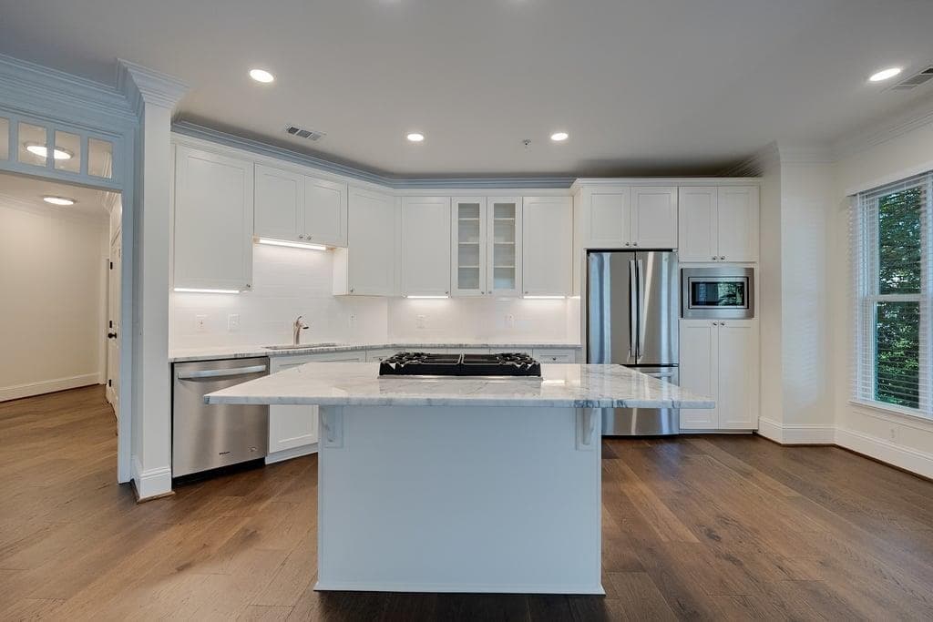 2 bedroom, 2 bathroom, 1,404 sq ft condominium for sale at 828 Highland Lane 2204, Atlanta, GA 30306 — photo 9