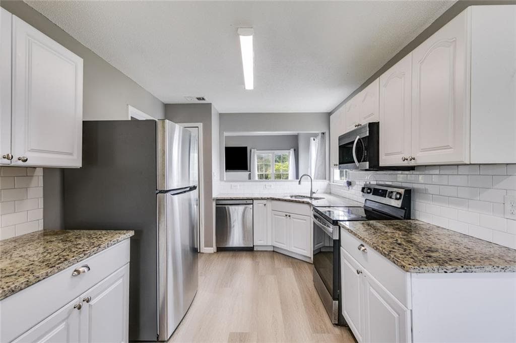 5 bedroom, 3 bathroom, 1,961 sq ft single family residence for sale at 4905 Martin Farms Road, Powder Springs, GA 30127 — photo 3