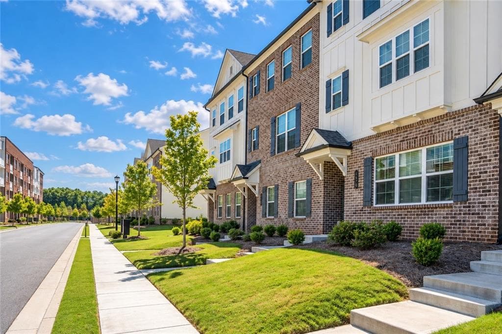 4 bedroom, 4 bathroom, 2,271 sq ft townhouse for sale at 1576 Gin Blossom Circle, Lawrenceville, GA 30045 — photo 2