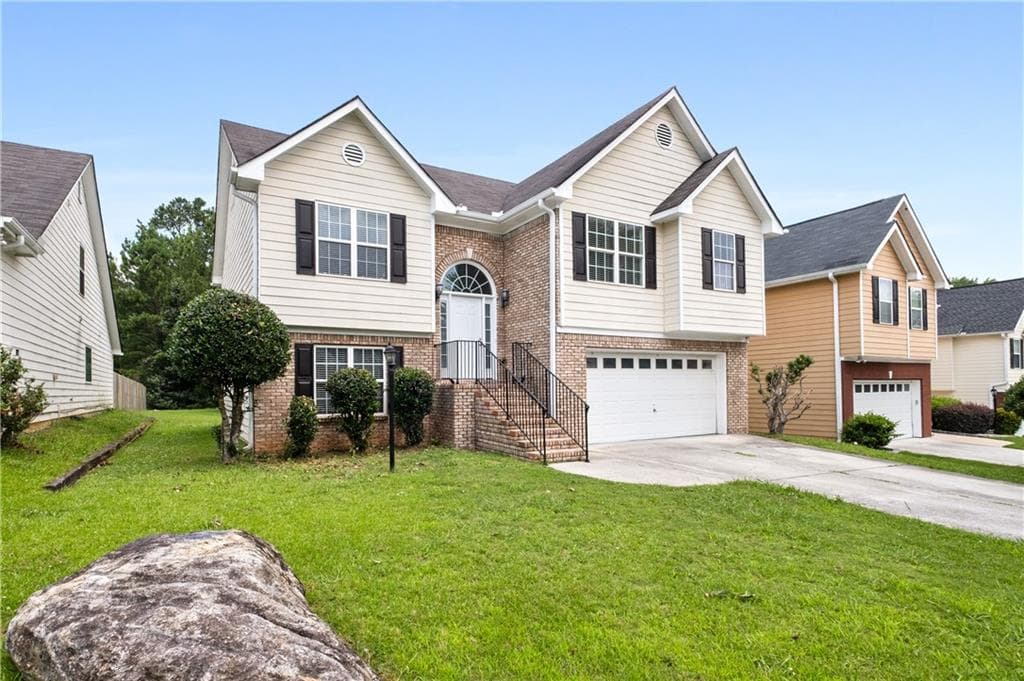 5 bedroom, 3 bathroom, 2,639 sq ft single family residence for sale at 2323 Crimson Creek Lane, Snellville, GA 30078 — photo 2