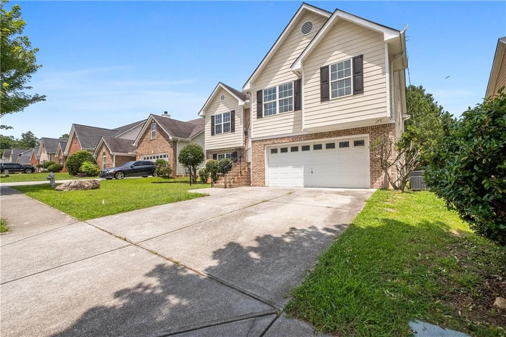 5 bedroom, 3 bathroom, 2,639 sq ft single family residence for sale at 2323 Crimson Creek Lane, Snellville, GA 30078 — photo 3