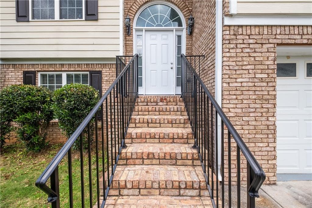 5 bedroom, 3 bathroom, 2,639 sq ft single family residence for sale at 2323 Crimson Creek Lane, Snellville, GA 30078 — photo 4