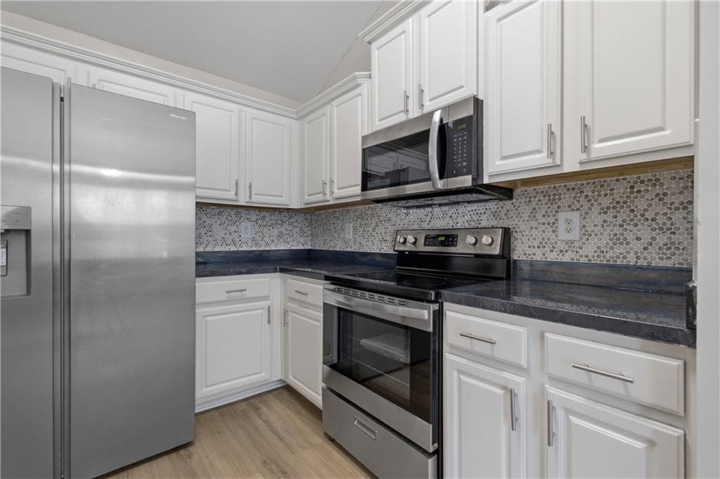 5 bedroom, 3 bathroom, 2,639 sq ft single family residence for sale at 2323 Crimson Creek Lane, Snellville, GA 30078 — photo 9
