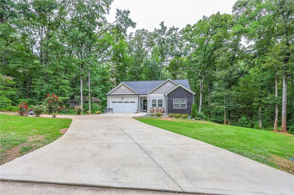 4 bedroom, 3 bathroom, 3,124 sq ft single family residence for sale at 2033 Lakeview Parkway, Villa Rica, GA 30180 — photo 3