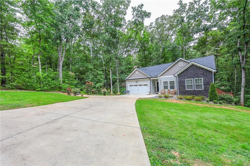 4 bedroom, 3 bathroom, 3,124 sq ft single family residence for sale at 2033 Lakeview Parkway, Villa Rica, GA 30180 — photo 6