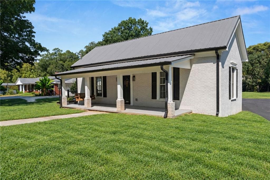 2 bedroom, 1 bathroom, 1,494 sq ft single family residence for sale at 237 N Erwin Street, Cartersville, GA 30120 — photo 2