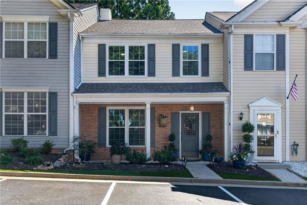 3 bedroom, 3 bathroom, 1,370 sq ft townhouse for sale at 10900 Wittenridge Drive A2, Alpharetta, GA 30022 — photo 2