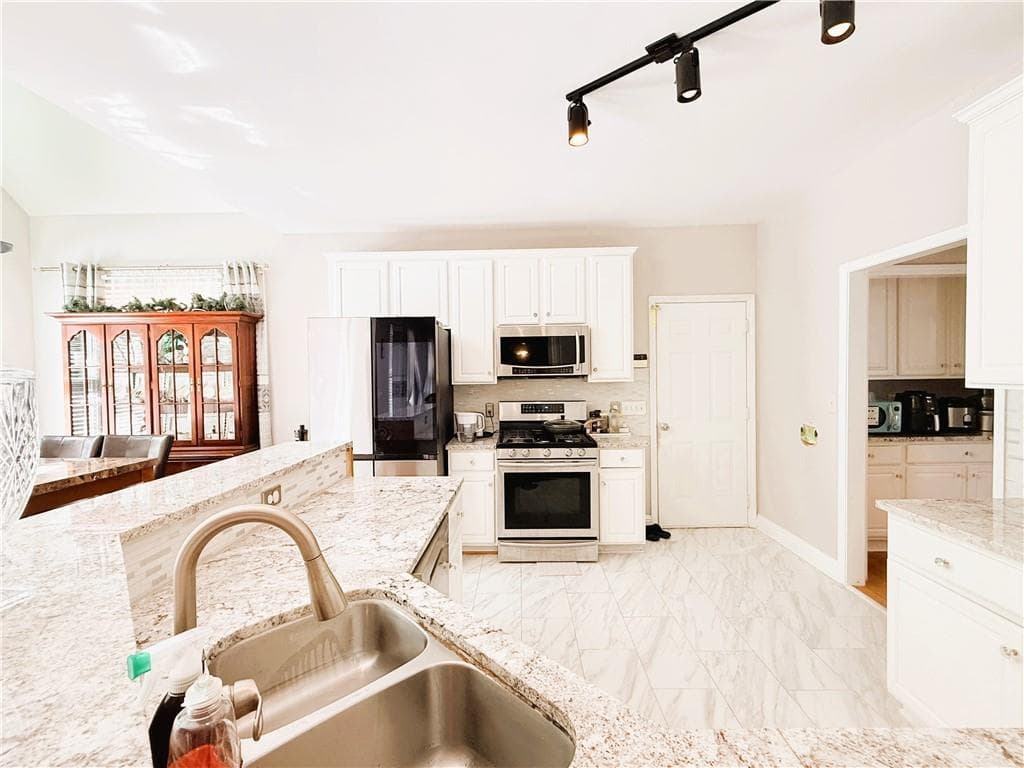 4 bedroom, 3 bathroom, 2,698 sq ft single family residence for rent at 2834 Gavin Place, Duluth, GA 30096 for $2,800 a month — photo 3