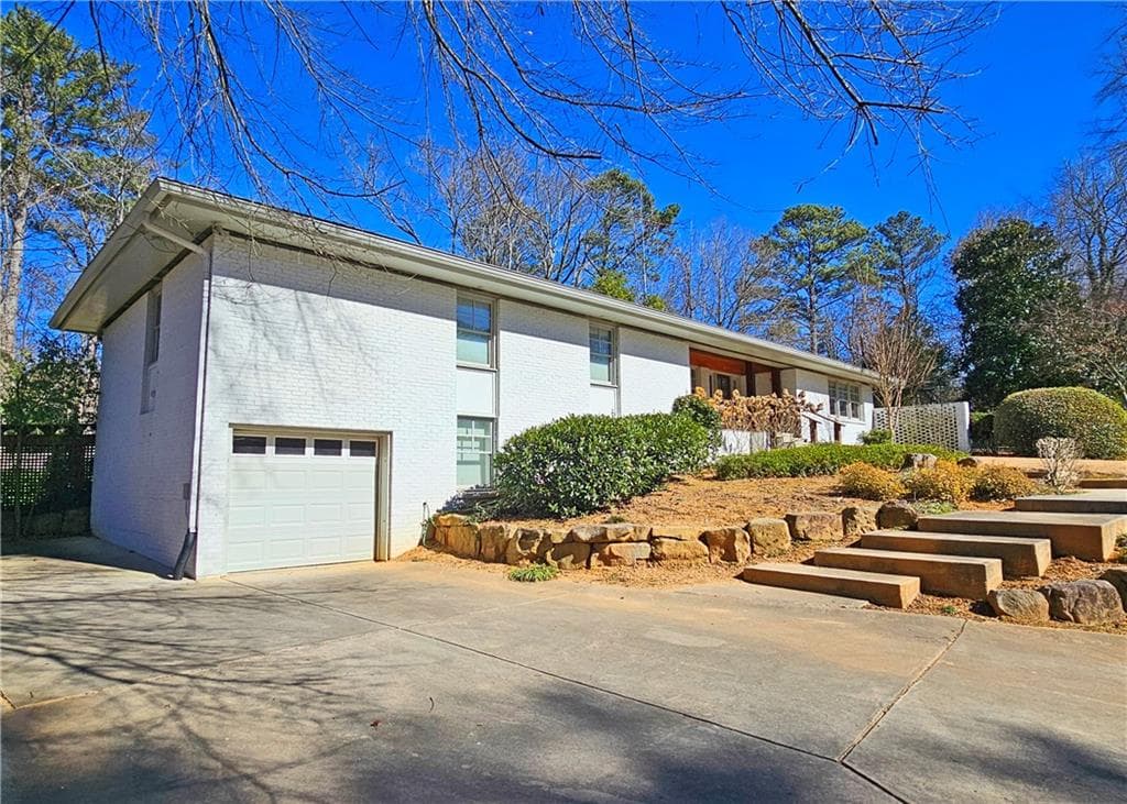 4 bedroom, 3 bathroom, 1,842 sq ft single family residence for rent at 1131 Milmar Drive, Atlanta, GA 30327 for $5,495 a month — photo 4