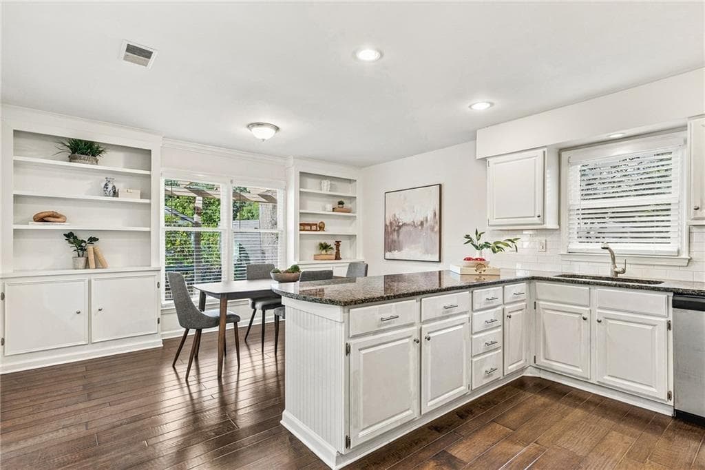 3 bedroom, 3 bathroom, 2,270 sq ft single family residence for sale at 15 Ashleigh Terrace, Marietta, GA 30062 — photo 4