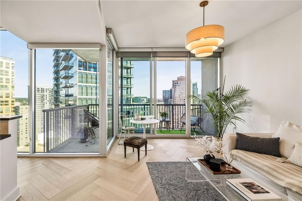 1 bedroom, 1 bathroom, 872 sq ft condominium for sale at 1080 Peachtree Street 2307, Atlanta, GA 30309 — photo 2