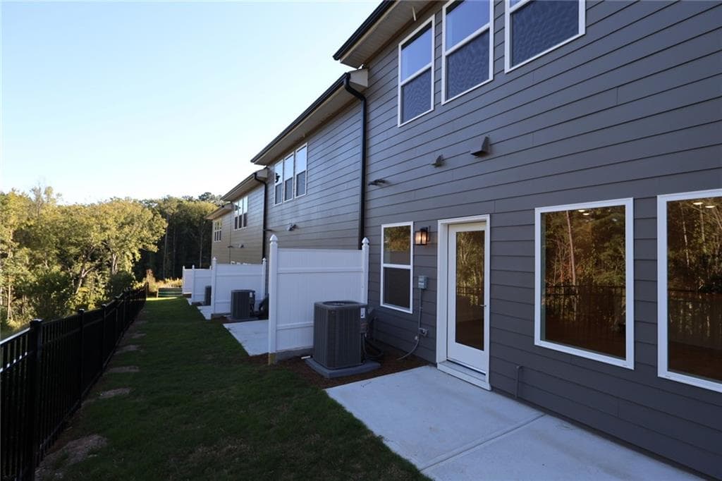 3 bedroom, 3 bathroom, 1,910 sq ft townhouse for sale at 430 Laurelwood Lane, Canton, GA 30114 — photo 2