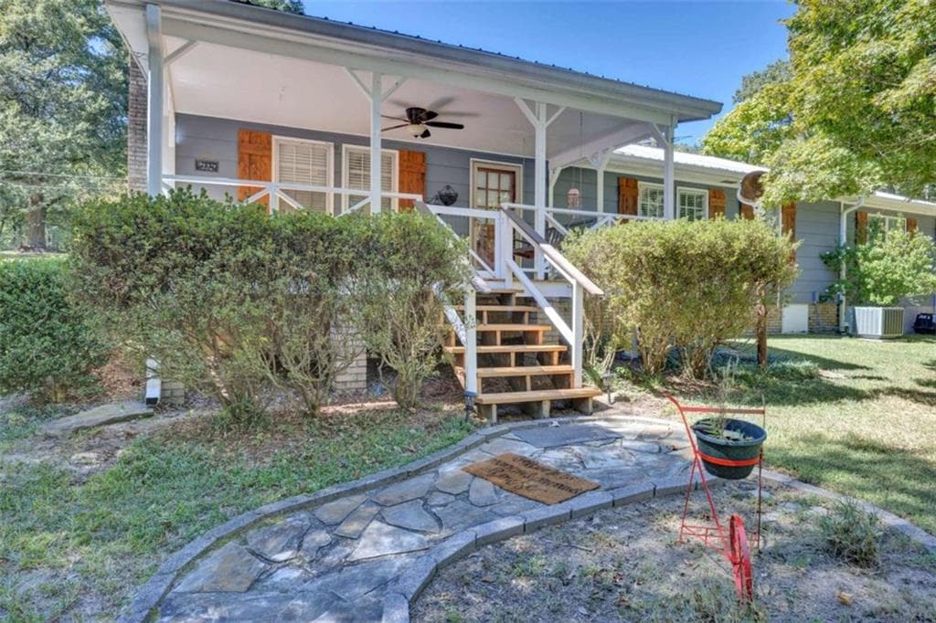 3 bedroom, 2 bathroom, 1,760 sq ft single family residence for sale at 229 E Soule Street, Oxford, GA 30054 — photo 3