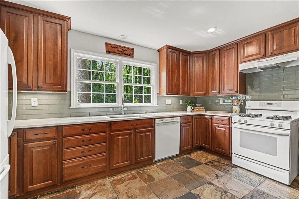 3 bedroom, 2 bathroom, 3,040 sq ft single family residence for sale at 2 Lakeshore Plaza, Avondale Estates, GA 30002 — photo 3