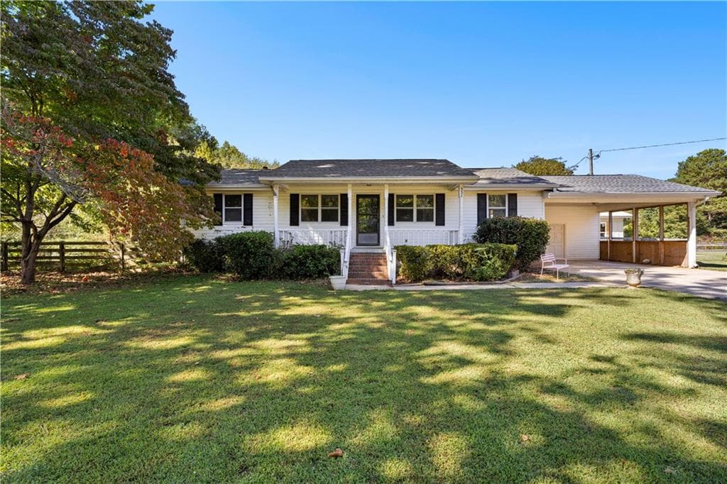 3 bedroom, 2 bathroom, 1,050 sq ft single family residence for sale at 352 Mcintosh Trail, Senoia, GA 30276 — photo 4