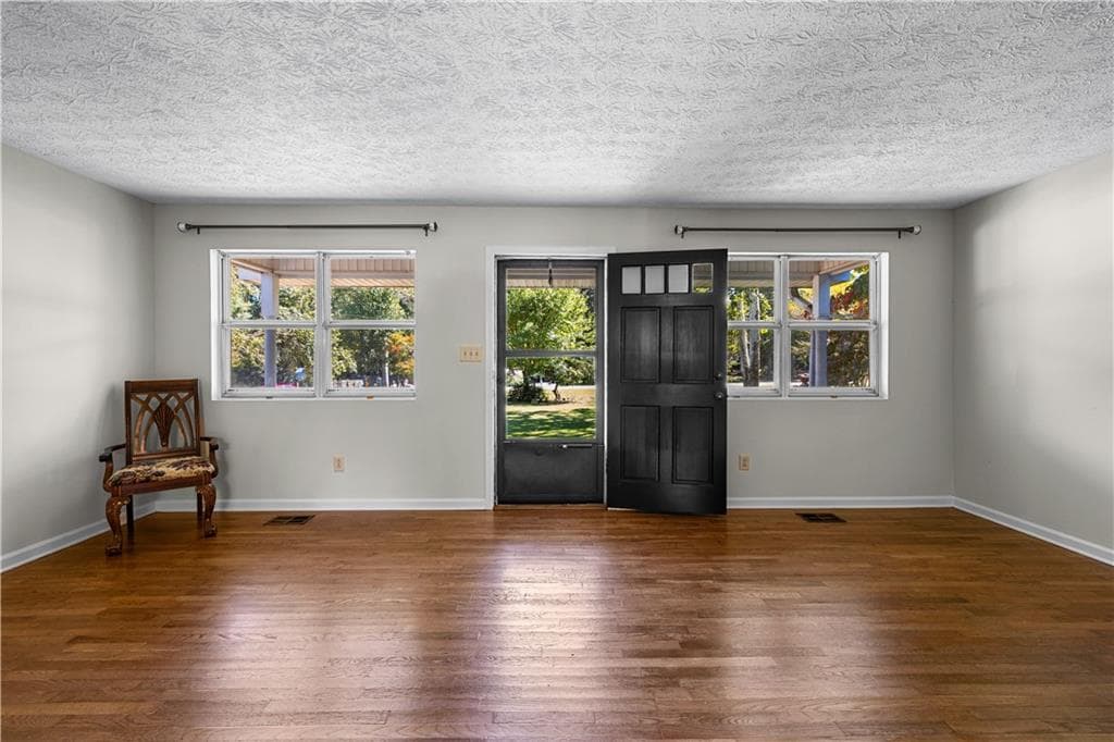 3 bedroom, 2 bathroom, 1,050 sq ft single family residence for sale at 352 Mcintosh Trail, Senoia, GA 30276 — photo 7