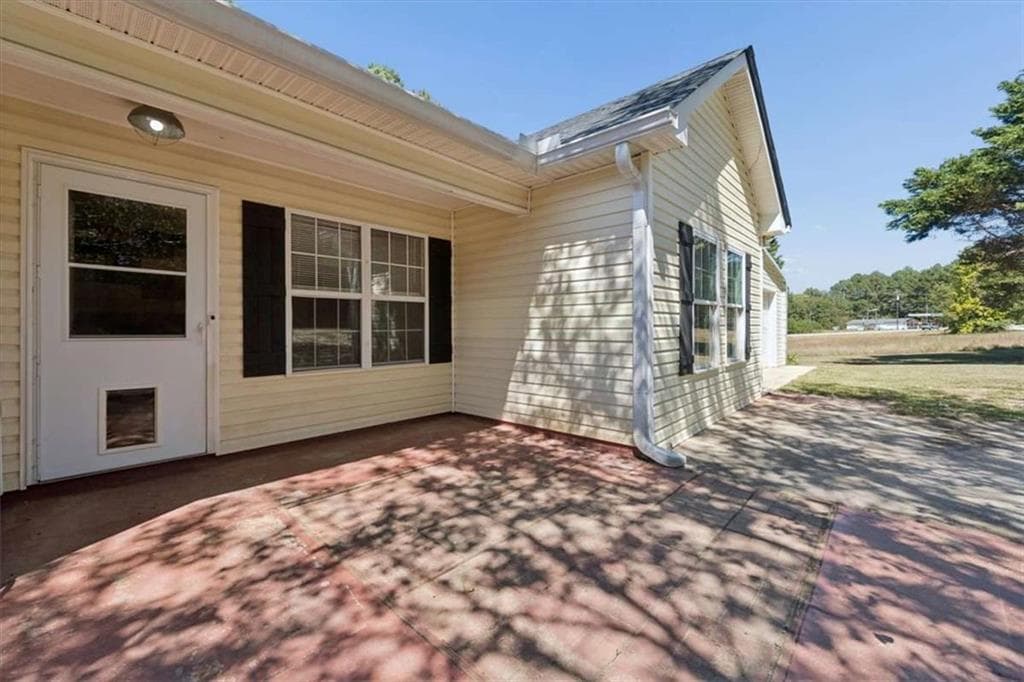 3 bedroom, 2 bathroom, 1,328 sq ft single family residence for sale at 1038 Little River Road, Social Circle, GA 30025 — photo 4